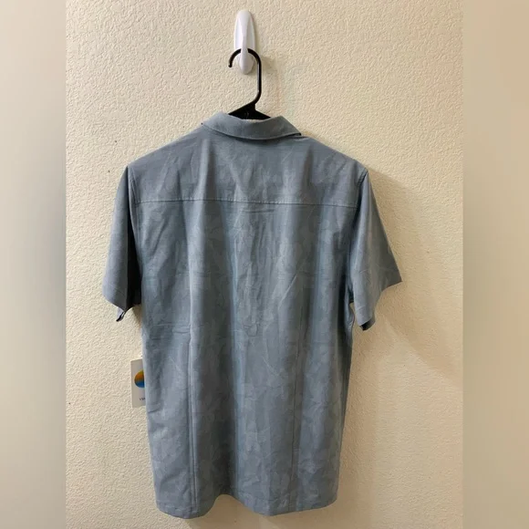 Nwt Vuori Short Sleeve Bridge Button Down Color: Dusty Blue Plumeria size M - Picture 7 of 8